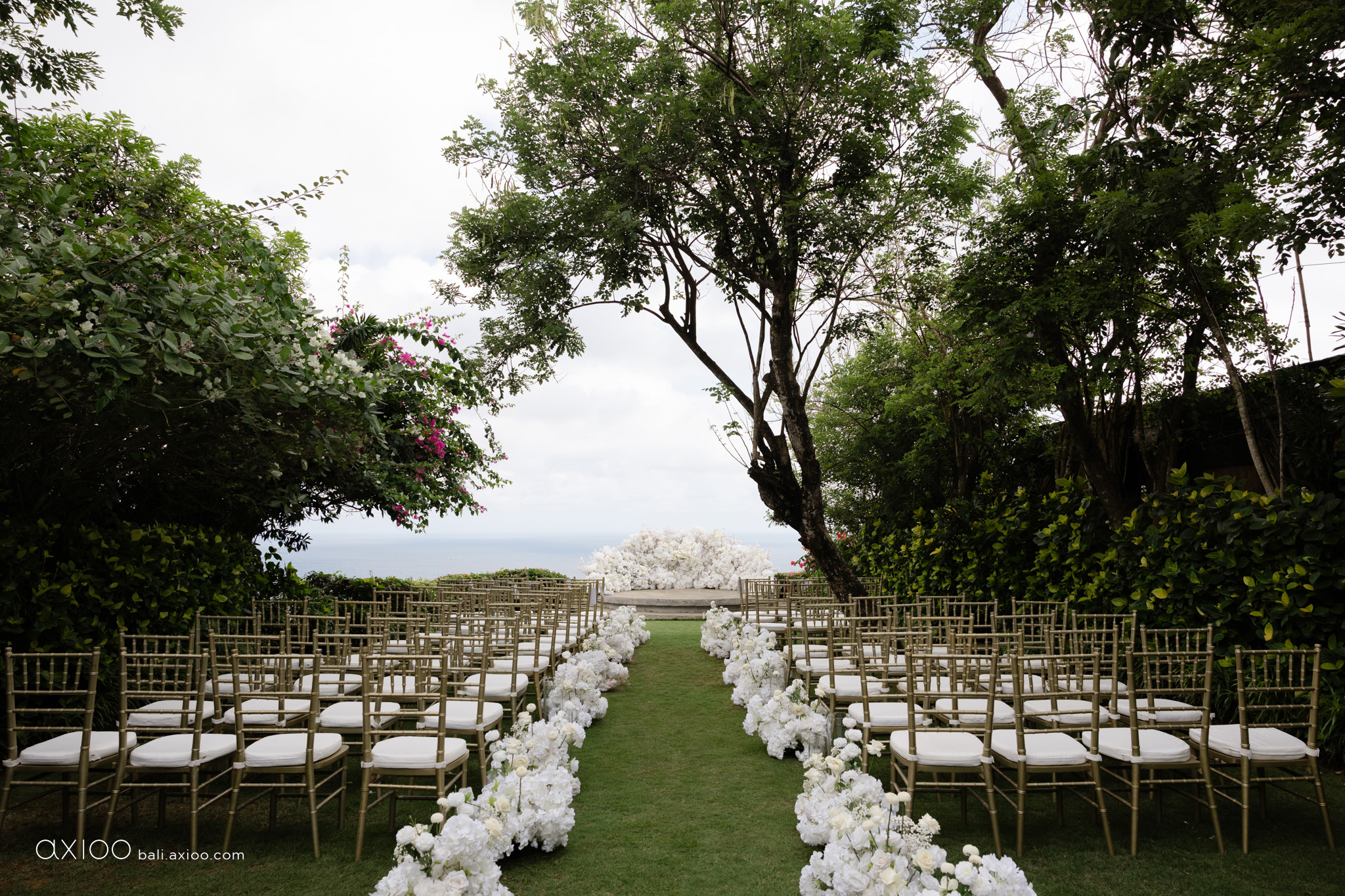 Axioo: A Study in Softness: A Wonderland Uluwatu Wedding in Bali